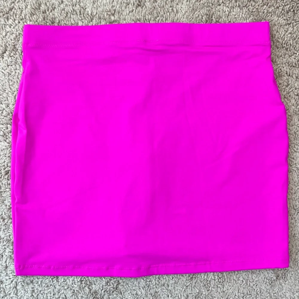 SKIMS Sporty Zipper Swim Mini Skirt in Hibiscous Hot Pink Size Large NEW